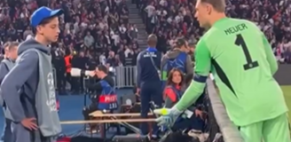 Manuel Neuer chce piłkę od chłopca, który ma je podawać, a ten... O.o [VIDEO]